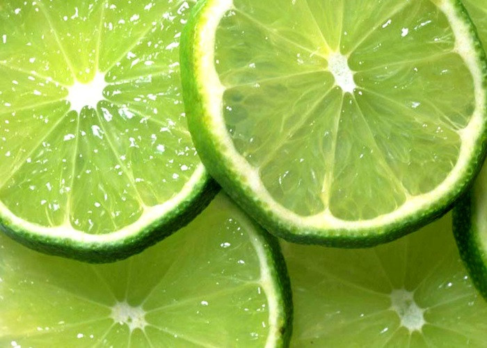 Về làm đẹp, chanh được coi là một loại "thần dược" đặc biệt tốt cho da. Trong quả chanh có những chất giúp làm lành các tổn thương trên da, ngăn ngừa nguy cơ nhiễm trùng. Ngoài ra, chanh còn có tác dụng giúp ngăn ngừa mụn đầu đen, dưỡng ẩm cho da, tẩy tế bào chết và tăng cường màu sắc cho da.