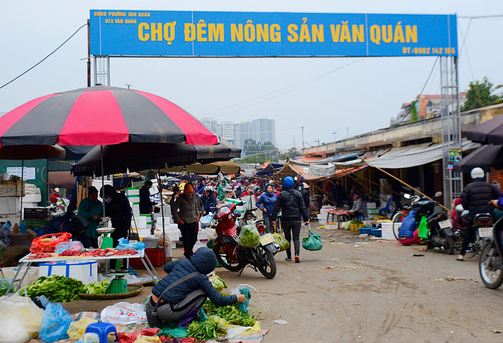 Dạo quanh thị trường sau Tết Nguyên Đán 2018, ở một số chợ đầu mối, chợ cóc... Hà Nội, có thể thấy, nhiều chợ đầu mối và các cửa hàng đã mở cửa trở lại trong ngày mùng 6 Tết.