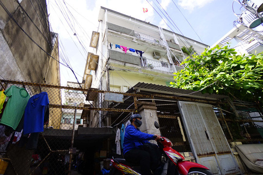 5. Chung cư 47 Long Hưng Chung cư 47 Long Hưng (phường 7, quận Tân Bình, TP HCM) có diện tích đất 2.554,530 m2, gồm 30 căn được xây dựng vào những năm 60 của thế kỷ trước. Ảnh: NLĐ.