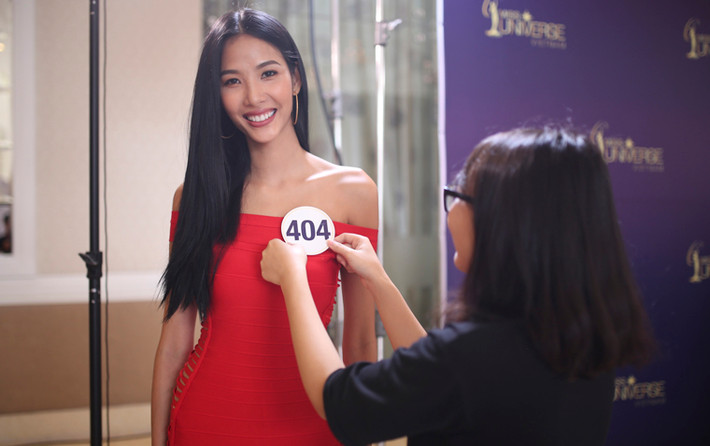 Hoàng Thuỳ gây chú ý khi tham gia cuộc thi Hoa hậu Hoàn vũ Việt Nam năm nay.