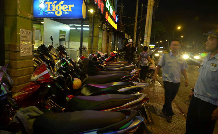 Trên đường Phạm Viết Chánh, 1 quán nhậu chiếm hết vỉa hè để giữ xe máy của khách cũng đã bị đoàn liên ngành yêu cầu UBND phường Nguyễn Cư Trinh đến hiện trường và bàn giao để xử lý.