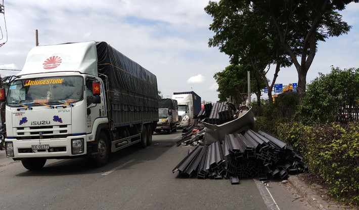 Theo thông tin ban đầu vụ tai nạn kinh hoàng sắt đâm nát đầu xe tải, chiều 9/6, anh Nguyễn Văn Tiến (29 tuổi, quê Bà Rịa - Vũng Tàu) điều khiển chiếc xe đầu kéo mang biển số 72C-078.59 chở hàng trăm thanh sắt lưu thông trên quốc lộ 1A theo hướng quận Thủ Đức đi quận 12.