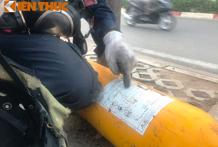 Đồng thời trên nhãn hiệu còn có cảnh báo chất lỏng này có tính oxi hoá mạnh, đặc biệt trong môi trường, tiếp xúc có thể gây tử vong và bình chứa áp lực, có thể nổ nếu bị va chạm mạnh.