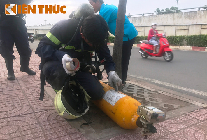 Theo ghi nhận của PV Kiến Thức, trên 2 chiếc bình nói trên có nhãn hiệu thông tin là chất lỏng Clo độc, được sản xuất tại nhà máy hoá chất Biên Hoà.