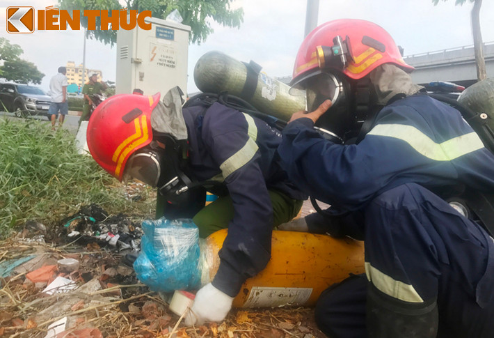 Các chiến sĩ Cảnh sát PCCC cô lập chiếc bình chứa khí lạ phát ra mùi hôi.