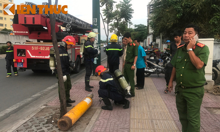 Đến tối ngày 25/4, Cảnh sát PCCC quận 9 (Cảnh sát PCCC TPHCM) đã cô lập kịp thời chất độc bốc mùi hôi nồng nặc phát ra 2 bình nghi chứa khí lạ và lập biên bản vụ việc, bàn giao hiện trường cho cơ quan CSĐT Công an quận Thủ Đức, TP HCM, tiếp tục làm rõ.