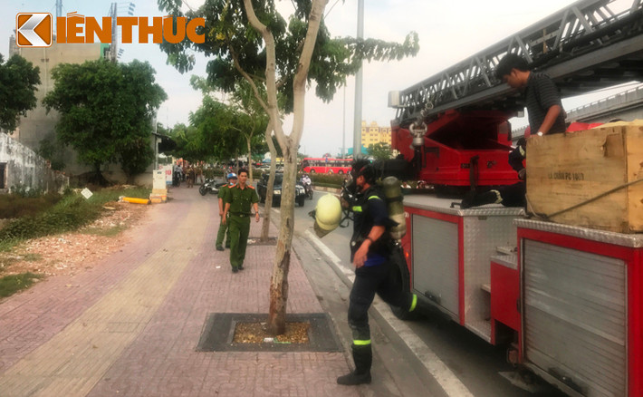 Lính chữa cháy đeo mặt nạ chống độc và tiếp cận chiếc bình nghi chứa chất lạ.
