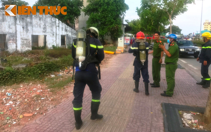 Hiện trường bình chứa chất lạ nằm ven lề đường Phạm Văn Đồng, theo hướng từ ngã tư Bình Triệu về cầu Bình Lợi mới sang quận Bình Thạnh.