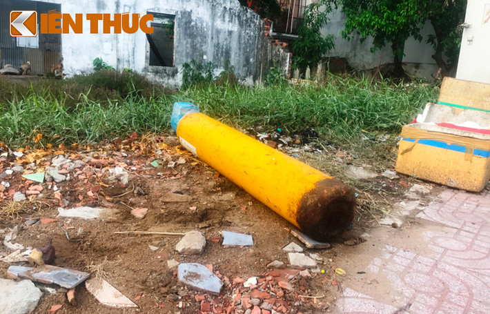 Ngay lập tức người dân túa ra để tìm hiểu nguyên nhân thì phát hiện mùi hôi gây choáng váng phát ra từ 2 bình khí lạ bằng sắt nằm ven đường (mỗi hướng lên và xuống cầu Bình Lợi mới có 1 bình).