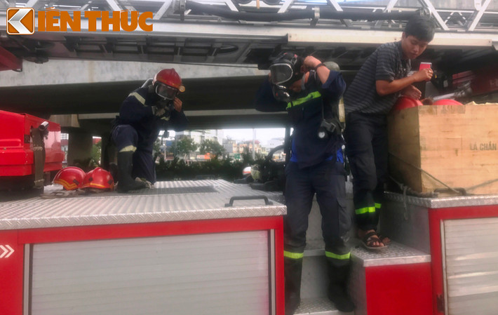 Vụ việc nhanh chóng được trình báo Công an địa phương và Cảnh sát PCCC quận 9 (Cảnh sát PCCC TPHCM) nhanh chóng đến hiện trường.