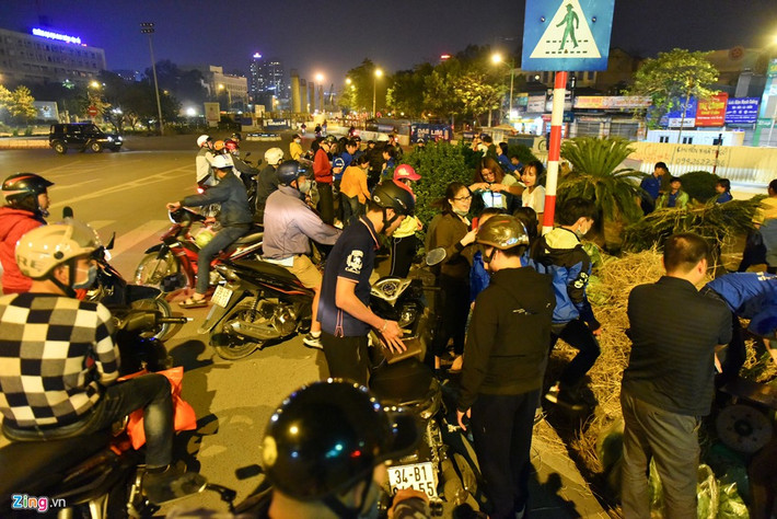 UBND phường Ngọc Khánh tạo điều kiện cho nhóm sử dụng vườn hoa ở ngã tư Kim Mã, La Thành làm nơi tập kết và bán dưa hấu giúp nông dân Quảng Ngãi.