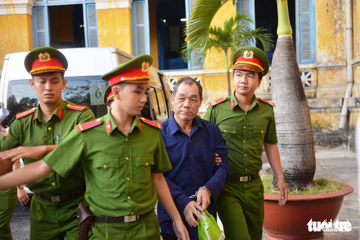 Khoảng 6h45, bị cáo Trầm Bê được dẫn giải đến tòa. Ảnh Duyên Phan/TTO.