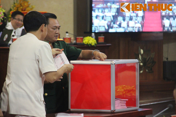 Sau khi kiểm đếm số lượng với 100% đại biểu bỏ phiếu, đoàn kiểm phiếu đã niêm phong thùng phiếu...