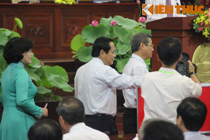 và các vị Phó Chủ tịch UBND TP HCM là những đại biểu đầu tiên tham gia bỏ phiếu.