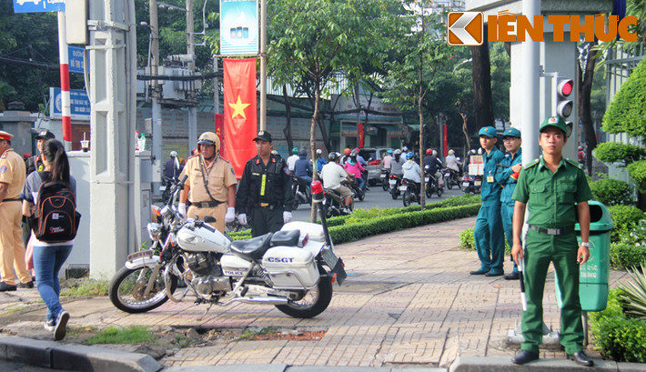 Tại những giao lộ dẫn về Hội trường Thành phố, nơi có gần 500 Đảng viên ưu tú đại diện hơn 200 nghìn Đảng viên TP HCM dự Đại hội, luôn có nhiều lực lượng an ninh túc trực làm công tác bảo vệ.