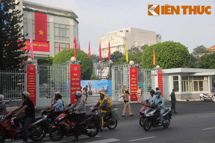 Nhiều lực lượng an ninh như Quân đội, Cảnh sát, Thanh niên xung phong...đã có mặt xuyên suốt 24/24h tại khu vực xung quanh Hội trường Thành phố để phối hợp bảo đảm trật tự An ninh, An toàn giao thông.