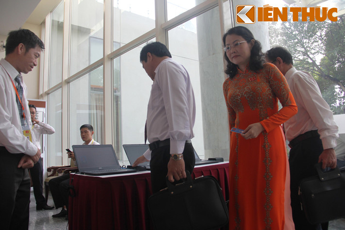 Các Đại biểu thực hiện thủ tục điểm danh. Tối nay 16/10, Hội nghị lần thứ nhất BCH Đảng bộ Thành phố khoá X sẽ diễn ra trước khi Đại hội bế mạc sáng 17/10.