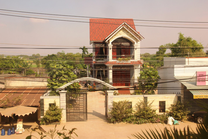 Căn nhà Bí thư huyên uỷ bị trộm nổ súng tấn công nằm giữa khu dân cư trên tỉnh lộ 825, huyện Đức Hoà, tỉnh Long An. Theo người dân địa phương thì đây là khu đất của cha mẹ ông Út và ông Út sống nơi đây từ nhỏ đến khi có vợ và 2 con.