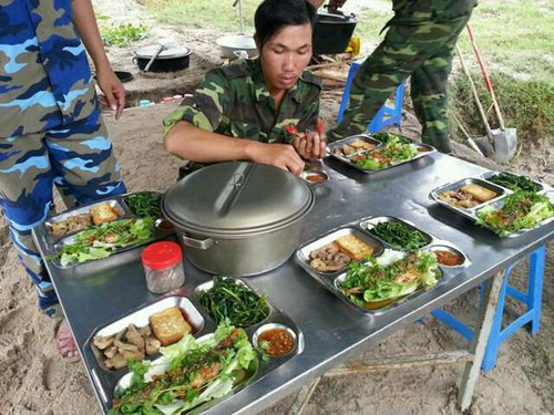 Cư dân mạng ở Bắc Kinh cũng viết: “Bữa ăn của bộ đội Việt Nam bây giờ không tồi đâu, so với hồi chiến tranh thì tốt hơn rất nhiều rồi”.