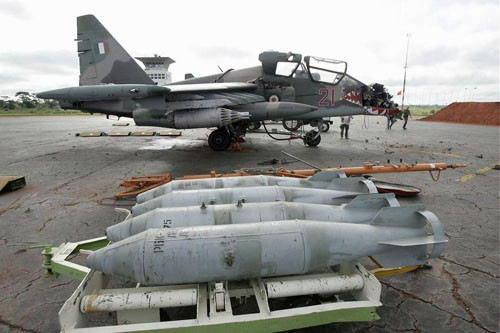 Mặc dù thường được so sánh với chiếc A-10 của Mỹ nhưng hai máy bay này khá khác nhau. Su-25 có nét khác là có lớp giáp ở quanh buồng lái dày 1 inch sau kinh nghiệm từ chiến tranh Afghanistan. Trên chiến trường Su-25 cũng sử dụng được nhiều loại vũ khí hơn, bao gồm cả bom RBK-250.