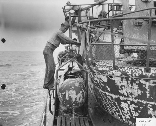 Tin rằng U-505 đã bị hư hỏng nghiêm trọng, thuyền trưởng Oblt.zS Lange ra lệnh cho thủy thủ bỏ qua nó. Lệnh này đã được tuân thủ kịp thời nên con tàu không bị phá thủng và động cơ của nó vẫn chạy.