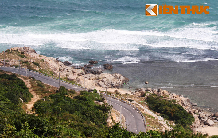 Tuyến đường ven biển Ninh Thuận được đưa vào sử dụng từ giữa năm 2015 và được đánh giá là cung đường ven biển đẹp nhất Việt Nam. Đây là tuyến đường song song với quốc lộ 1 nối liền Bắc- Trung- Nam thu hút đông đảo du khách từ khắp nơi qua lại, tham quan.
