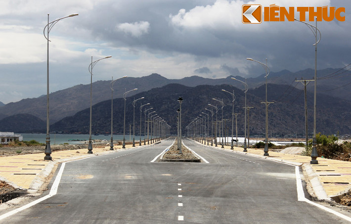Đoạn đầu tuyến vào đường ven biển Ninh Thuận (hướng từ miền Nam ra) sừng sững trước mặt là vườn quốc gia Núi Chúa.