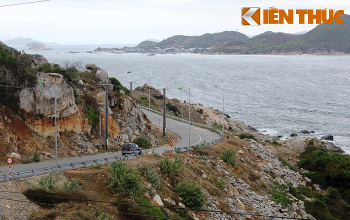 Chạy dài suốt 3km, điểm mở đầu của cung đường này là biển Cà Ná, nơi bãi biển uốn cong như một dải lụa tuyệt đẹp, hai bên đường là những cánh đồng muối chạy dài tăm tắp...