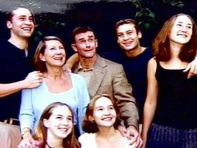 Hung thủ giết vợ - Michael Peterson từng là một nhà văn nổi tiếng ở thành phố Durham, bang Carolina, Mỹ. Hai tác phẩm của ông từng lọt vào danh sách "Những tiểu thuyết ăn khách nhất" của báo New York Times. Vợ ông là Kathleen Peterson, một doanh nhân thành đạt, giữ chức Phó chủ tịch tập đoàn viễn thông quốc tế Nortel Networks.