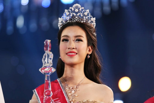 Tuy nhiên, trước những ồn ào, Mỹ Linh luôn giữ thái độ im lặng và bắt tay vào thực hiện những trách nhiệm của một Hoa hậu. Đặc biệt, khi trở thành người được coi là đại diện cho phụ nữ Việt Nam, Mỹ Linh đã ý thức được bổn phận và trách nhiệm của mình. Cô luôn giữ gìn hình ảnh khá chỉn chu mỗi khi xuất hiện trước công chúng.