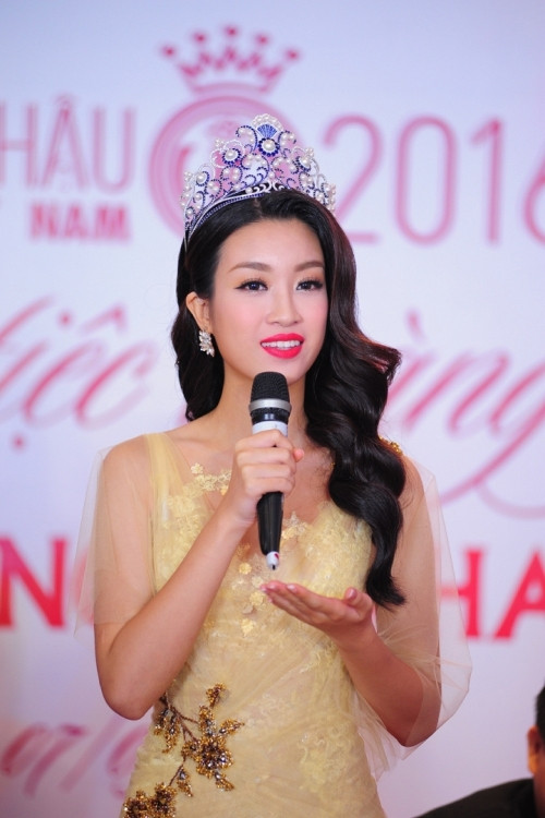 Sự thay đổi của Đỗ Mỹ Linh nhờ vào lối trang điểm và lựa chọn trang phục tinh tế.