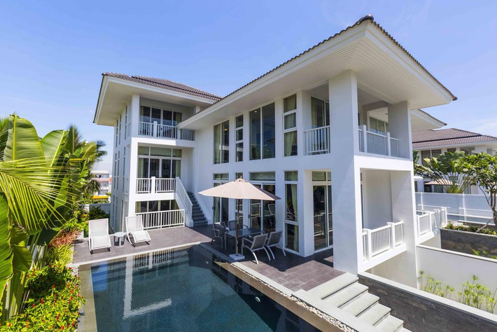 Thiết kế lịch lãm và đẳng cấp với hai gam màu chủ đạo trắng đen, mỗi biệt thự ở đây như một nét chấm phá điểm tô cho thiên nhiên vốn dĩ đã rất trong lành, thanh khiết. Các căn biệt thự đều mở ra tầm nhìn rộng lớn, có bể bơi riêng, có 2-3 phòng ngủ, một phòng khách lớn,... Ảnh: booking.com.