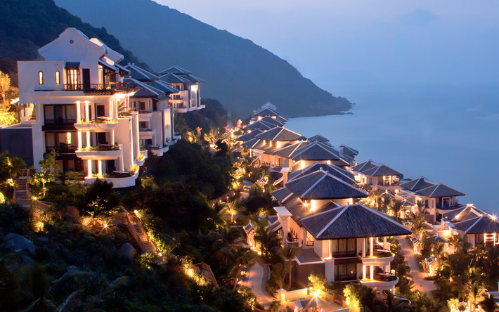 1. InterContinental Danang Sun Peninsula Resort Nằm giữa những ngọn đồi huyền thoại của bán đảo Sơn Trà, InterContinental Danang Sun Peninsula Resort - Khu Du lịch Sinh thái Biển Bãi Bắc được mệnh danh là một kiệt tác nghệ thuật hơn là một khu nghỉ dưỡng đơn thuần. Đây là địa điểm nghỉ ngơi của 21 lãnh đạo các nền kinh tế thành viên APEC trong Tuần lễ Cấp cao APEC 2017 (6 - 11/11) tại Đà Nẵng. Ảnh: BVPL.