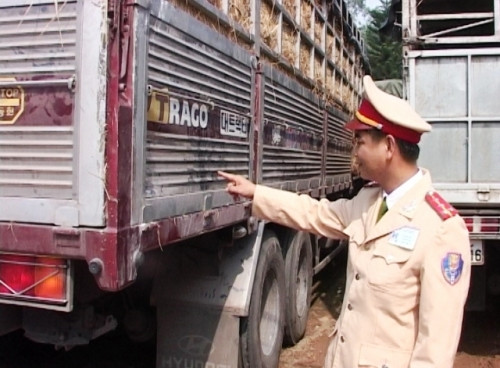 11. Tông vào đuôi xe tải chở dưa hấu, hai bố con thương vong Tối ngày 8/3, tại Km 890 trên quốc lộ 1A thuộc địa phận tổ dân phố Loan Lý, thị trấn Lăng Cô,huyện Phú Lộc, tỉnh Thừa Thiên – Huế , anh Bùi Quang Diễn (26 tuổi, trú tại Bình Định) đang điều khiển xe tải BKS 77C-079.52 rẽ trái vào quán ăn cơm bên đường thì bất ngờ xảy ra va chạm với xe máy BKS 75K1-131.51 do anh Nguyễn Văn Ph. (42 tuổi, trú tại thị trấn Lăng Cô, huyện Phú Lộc) điều khiển chở theo đứa con trai 6 tuổi. Hậu quả, anh Ph. tử vong trên đường đi cấp cứu, bé trai 6 tuổi con nạn nhân bị thương nặng.