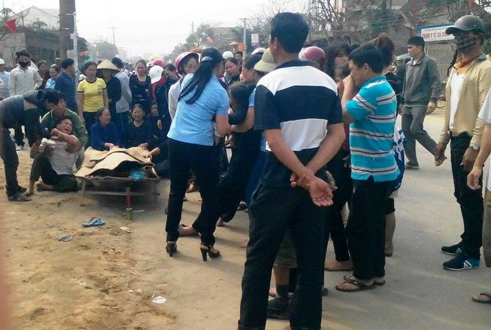 9. Cha khóc ngất bên thi thể con trai bị tai nạn tử vong Khoảng 15h30 ngày 8/3, tại xã Xuân Thành, huyện Nghi Xuân, Hà Tĩnh, anh Lê Văn Th. (SN1999, trú tại xã Xuân Thành, hiện đang học lớp 11 của một trường THPT trên huyện Nghi Xuân) điều khiển xe máy mang BKS 37X5 – 91.24 lưu thông tại con đường trong xã. Khi đến xóm Thành Vân, chiếc xe bất ngờ mất lái, đâm thẳng vào biển quảng cáo trên vỉa hè. Hậu quả, nam học sinh tử vong tại chỗ.