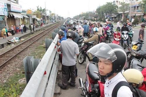 2. Nam thanh niên chết thảm sau cú đâm kinh hoàng của tàu hỏa Khoảng 7h ngày 6/3, tại KM 795+100 thuộc phường Hòa An (quận Cẩm Lệ, TP Đà Nẵng) có một nam thanh niên đi bộ dọc đường ray. Khi đến đoạn đường sắt qua tổ 33, phường Hòa An, thanh niên này bị đoàn tàu TN1 chạy hướng Bắc-Nam tông trúng. Cú đâm khiến nạn nhân văng ra khỏi đường ray, tử vong tại chỗ.