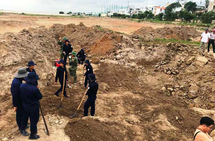 Tuy nhiên theo một cán bộ có nhiều năm kinh nghiệm, rất có thể số di vật cũng như mẫu xương thu được nói trên là còn sót lại của hố chôn số 1 từng khai quật vào năm 1995. Hiện đội quy tập đang tiếp tục mở rộng hiện trường tìm kiếm.