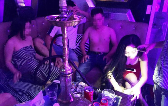 Thời điểm kiểm tra, tổ công tác phát hiện trong 8 căn phòng của nhà hàng đang có hơn 100 nam nữ thanh niên đang thác loạn điên cuồng trong tiếng nhạc cực lớn...