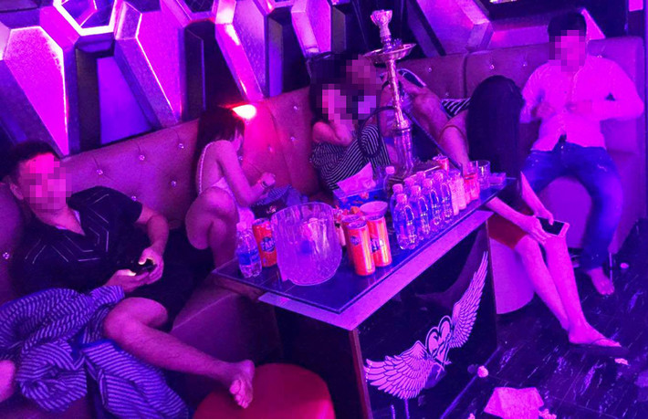 Các nam nữ thanh niên trong trạng thác phê ma túy, đang say sưa trong tiếng nhạc đi tai nhức óc tại nhà hàng Happy.
