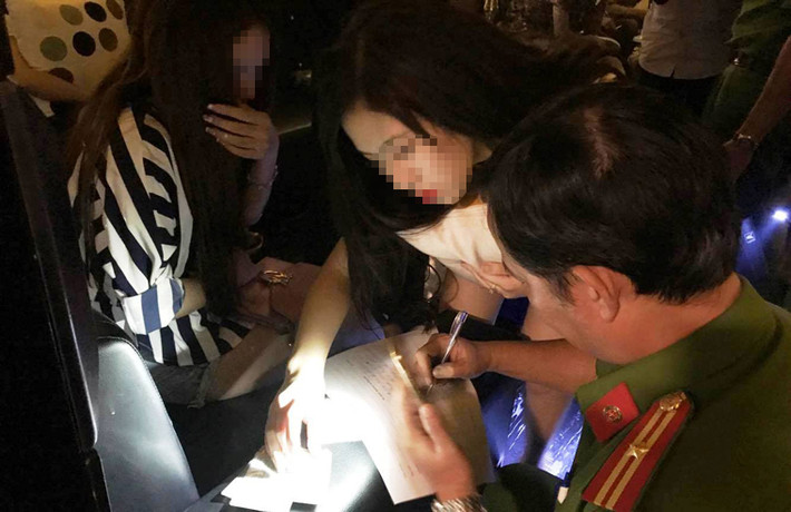 Nhà hàng nói trên cũng bị xử lý về hành vi kinh doanh karaoke không phép, hoạt động quá giờ quy định, giữ xe lấn chiếm lòng nề đường và để khách vào sử dụng ma tuý.