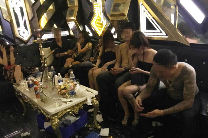 Tại đây, lực lượng Công an bắt quả tang hơn 100 nam nữ trong các phòng ở nhà hàng đang phê ma tuý.