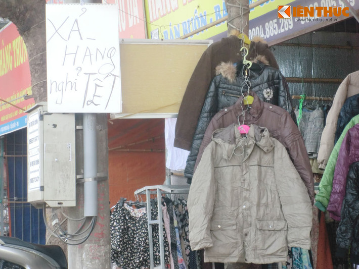 “Tôi thấy mức giảm giá cao đến 60-70% chỉ là những mặt hàng đã quá cũ, thậm chí gọi là ế của các cửa hàng, còn những mặt hàng mới và đẹp thì giảm giá không nhiều”, chị Nhung nói thêm.