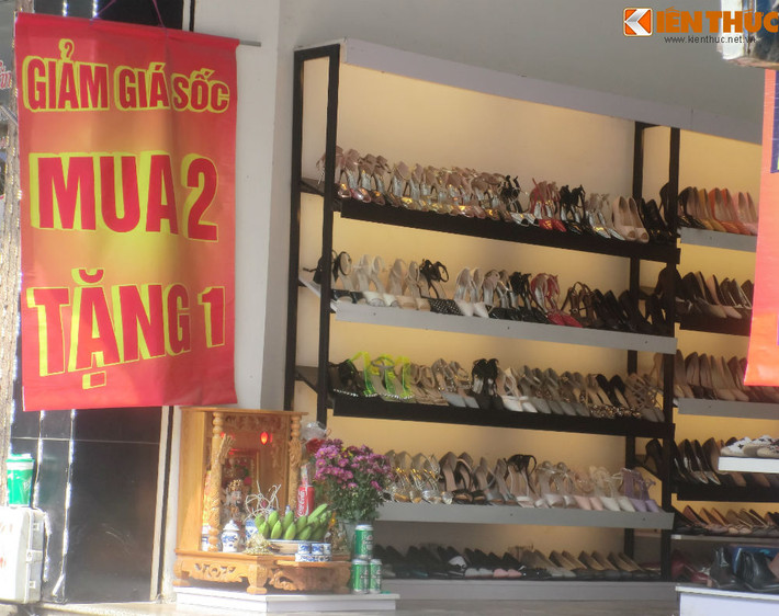 ... giày dép, đồ gốm sứ… cũng lần lượt giảm giá mạnh trong những ngày sát Tết Nguyên Đán 2017.