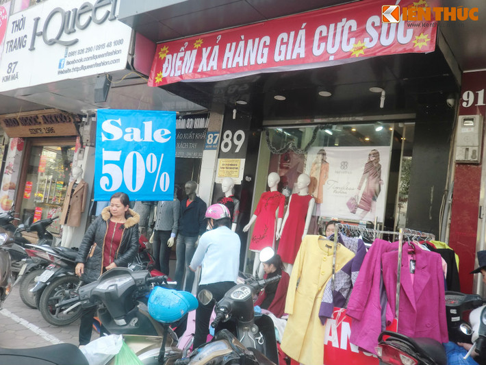 Khảo sát tại phố Kim Mã cho thấy chỉ một đoạn đường dài khoảng 200 m nhưng có tới 25-30 cửa hàng treo biển giảm giá cuối năm.