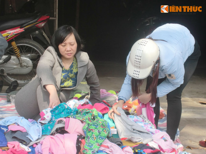 Cũng theo ghi nhận của phóng viên với một số khách hàng trước việc nhiều cửa hàng giảm giá mạnh cuối năm thì vẫn tồn tại nhiều quan điểm trái chiều.