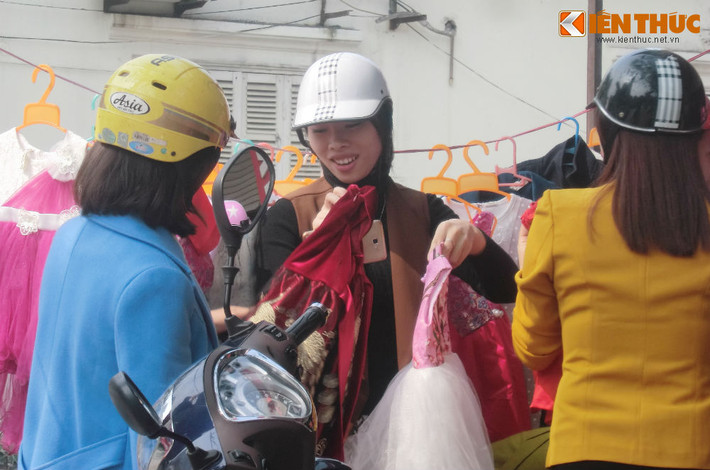 Hình ảnh ghi nhận các bậc phụ hàng chọn váy áo cho con tại Xuân Thủy (Cầu Giấy, Hà Nội).