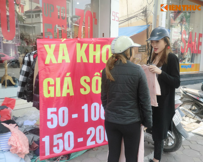 Ngoài ra, còn có nơi niêm yết hẳn giá bán sản phẩm tại mặt tiền với các con số 89K, 99K, 149K, 199K, 249K… tương ứng với giá tiền từng sản phẩm.