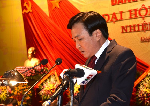 6. Ông Trần Văn Sơn - Tân Bí thư Tỉnh ủy Điện Biên Chiều 14/10, Ban Chấp hành Đảng bộ tỉnh Điện Biên khóa XIII đã bầu ra Ban Thường vụ Tỉnh ủy gồm 16 người. Ông Trần Văn Sơn được bầu làm Bí thư Tỉnh ủy Điện Biên. Các ông Mùa A Sơn, Lâm Văn Năm và Lò Văn Muôn, được bầu giữ chức Phó bí thư Tỉnh ủy. Ông Trần Văn Sơn sinh năm 1961, là kỹ sư kinh tế xây dựng. Trước khi được bổ nhiệm Thứ trưởng Bộ Xây dựng, ông Sơn là Chủ tịch HĐQT, Tổng giám đốc Tổng công ty Xây dựng Bạch Đằng. Tháng 3/2014, ông Trần Văn Sơn - Thứ trưởng Bộ Xây dựng được Bộ Chính trị và Ban Bí thư Trung ương Đảng điều động làm Phó bí thư Tỉnh ủy Điện Biên (nhiệm kỳ 2010-2015).
