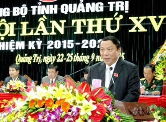 14. Ông Nguyễn Văn Hùng - Tân Bí thư Tỉnh ủy Quảng Trị Sáng 24/8, tại Đại hội Đảng bộ tỉnh Quảng Trị lần thứ XVI nhiệm kỳ 2015-2020, với 100% phiếu bầu, ông Nguyễn Văn Hùng (SN 1961), Phó Bí thư Tỉnh ủy khoá XV được tín nhiệm bầu giữ chức Bí thư Tỉnh ủy Quảng Trị khoá XVI nhiệm kỳ 2015-2020 thay cho ông Lê Hữu Phúc, Bí thư Tỉnh ủy khóa XV. Ông Nguyễn Văn Hùng (SN 1961, quê ở xã Vĩnh Trung, huyện Vĩnh Linh, tỉnh Quảng Trị). Trước khi nắm giữ chức vụ Bí thư Tỉnh ủy, ông từng kinh qua các chức vụ Bí thư thành ủy Đông Hà và sau đó là Phó Bí thư tỉnh ủy Quảng Trị.