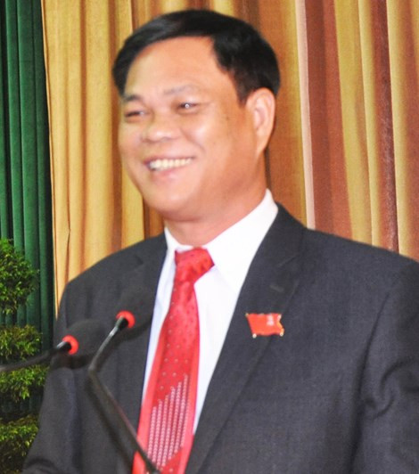 3. Ông Huỳnh Tấn Việt - Tân Bí thư Tỉnh ủy Phú Yên Sáng 16/10, Đại hội đại biểu Đảng bộ tỉnh Phú Yên công bố ông Huỳnh Tấn Việt, Phó Bí thư Thường trực Tỉnh ủy nhiệm kỳ 2010-2015, được bầu giữ chức Bí thư Tỉnh ủy nhiệm kỳ 2015-2020. Ông Tấn Việt sinh năm 1962 (53 tuổi), quê xã Hòa Xuân Tây, huyện Đông Hòa (Phú Yên), có trình độ thạc sĩ quản lý nhà nước-cử nhân kinh tế. Trước khi được bầu làm bí thư Tỉnh ủy Phú Yên, ông Việt từng giữ các chức vụ bí thư Tỉnh đoàn, giám đốc Sở Công nghiệp, bí thư Huyện ủy Tuy An, trưởng Ban Dân vận Tỉnh ủy, phó bí thư thường trực Tỉnh ủy, chủ tịch HĐND tỉnh Phú Yên.